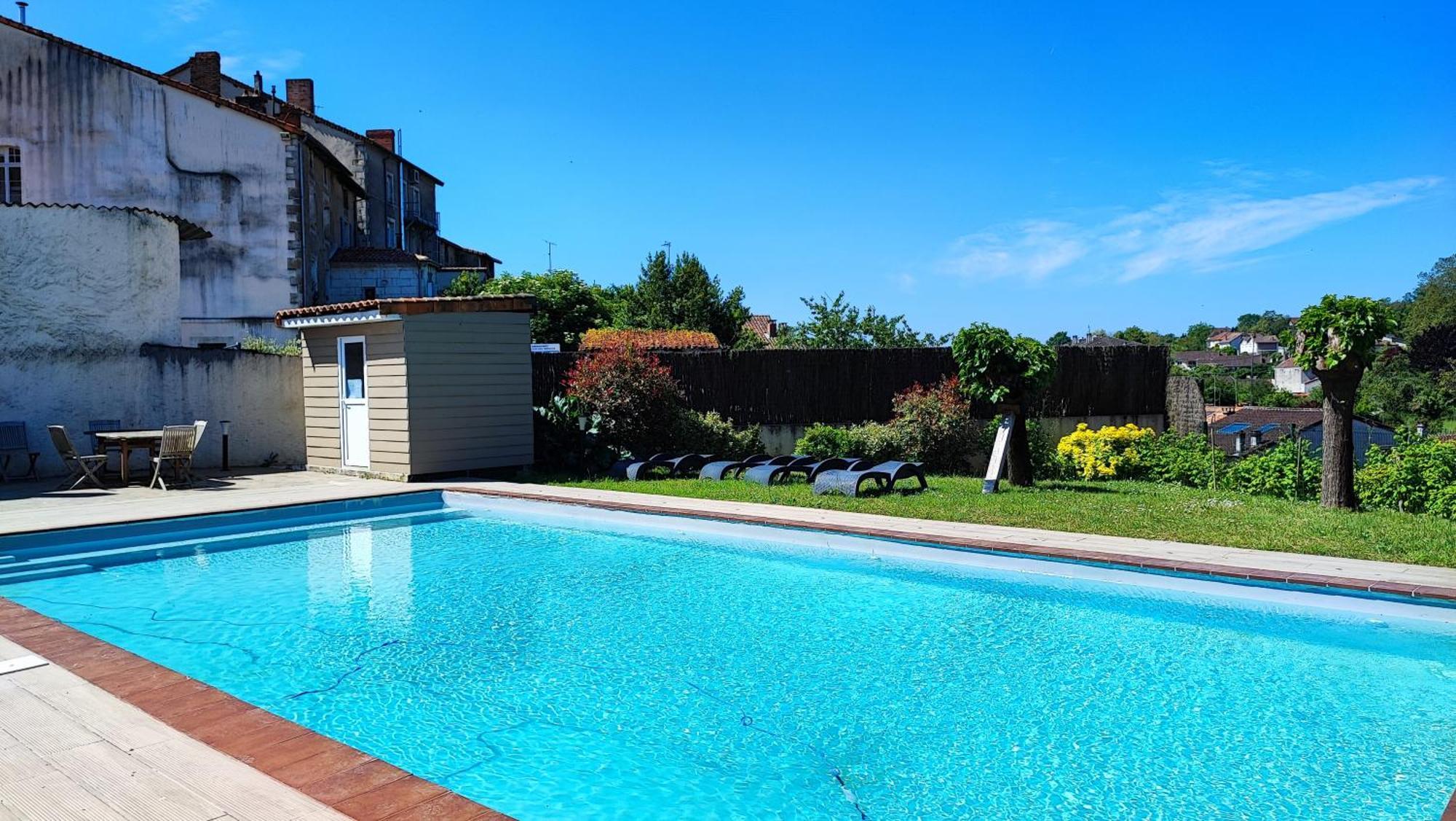 Logis Grand Hotel Pelisson Нонтрон Екстериор снимка