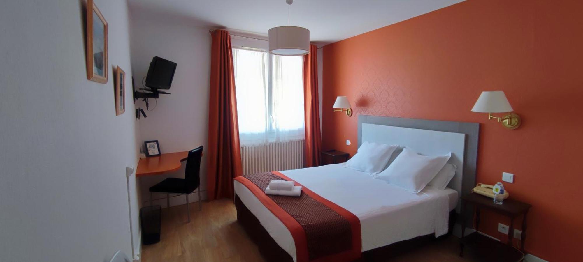 Logis Grand Hotel Pelisson Нонтрон Екстериор снимка