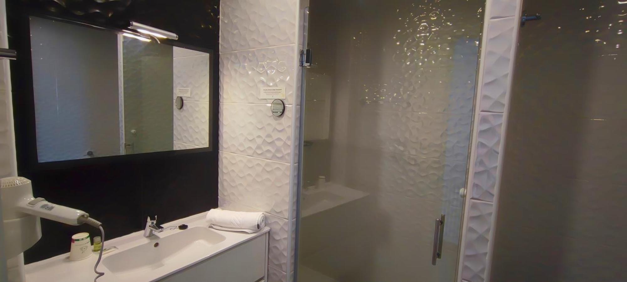 Logis Grand Hotel Pelisson Нонтрон Екстериор снимка