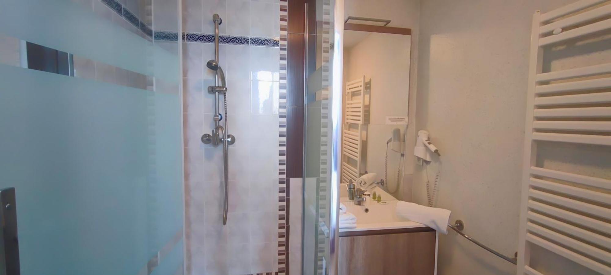 Logis Grand Hotel Pelisson Нонтрон Екстериор снимка