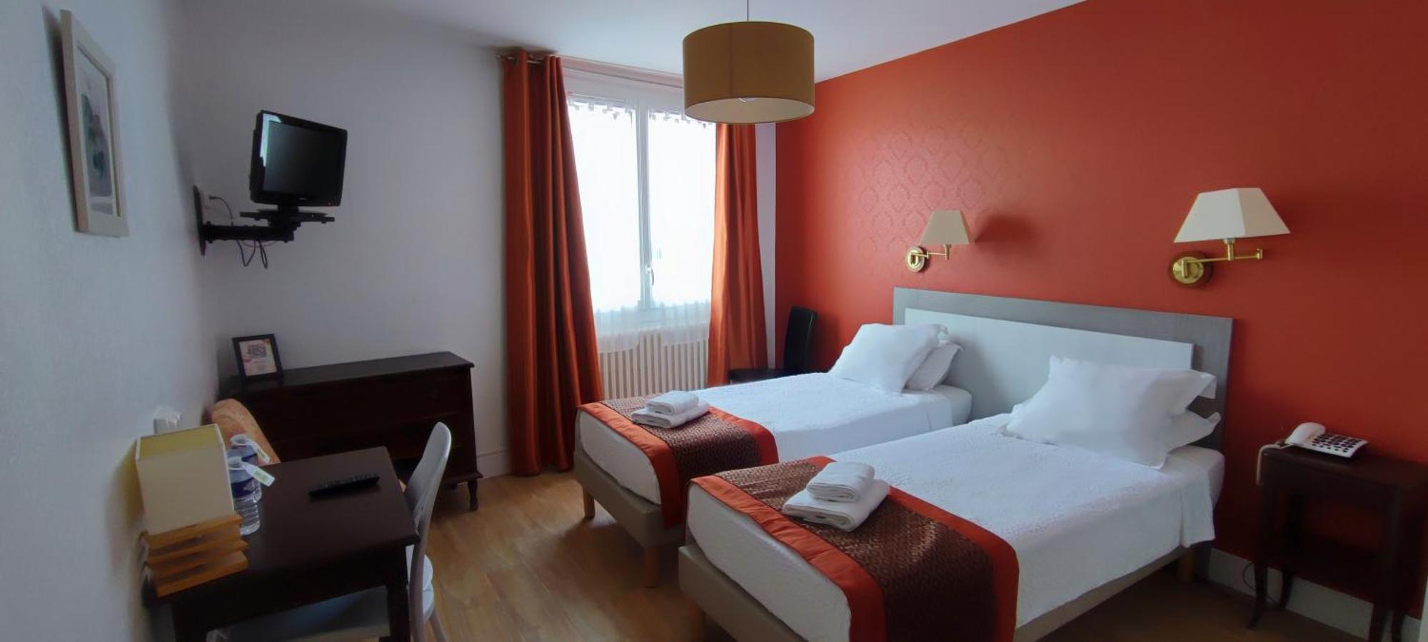 Logis Grand Hotel Pelisson Нонтрон Екстериор снимка