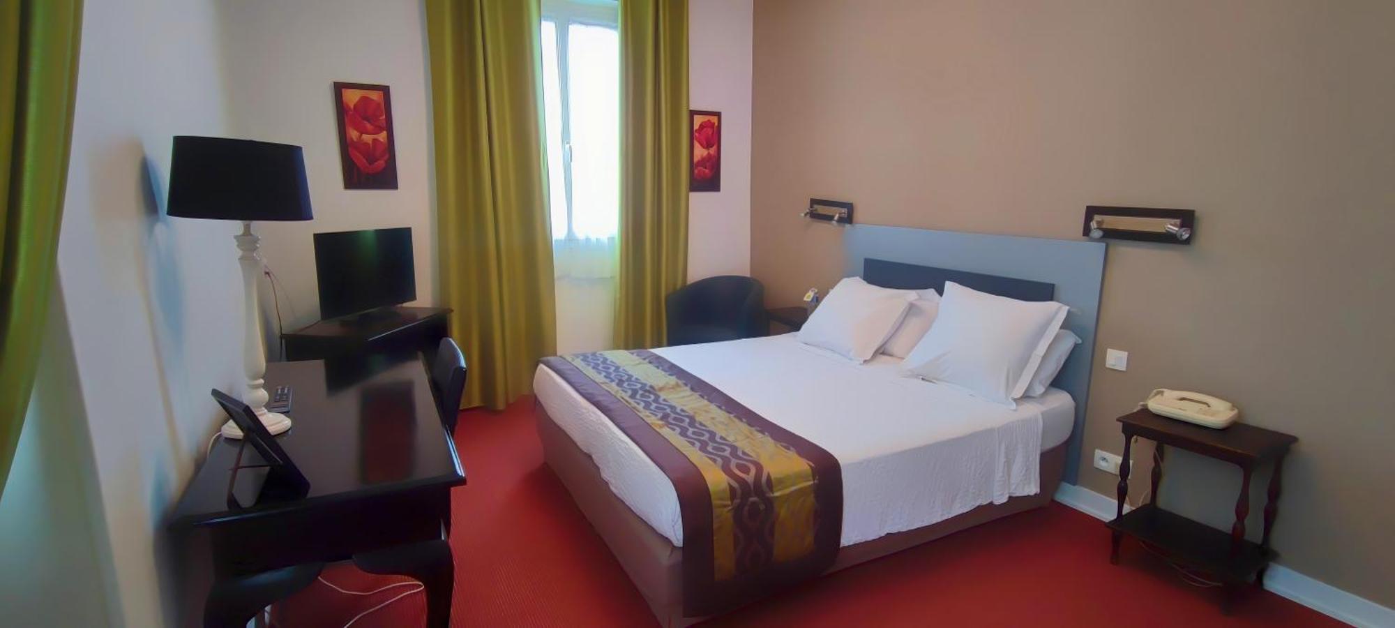 Logis Grand Hotel Pelisson Нонтрон Екстериор снимка