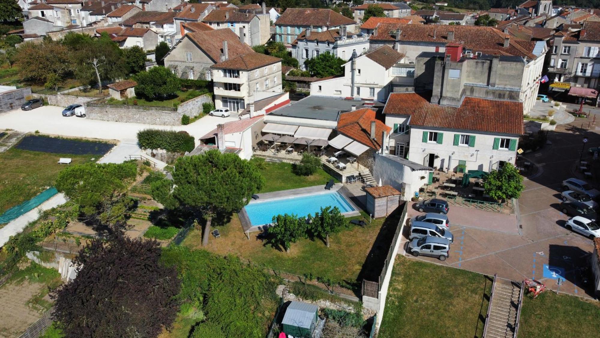 Logis Grand Hotel Pelisson Нонтрон Екстериор снимка