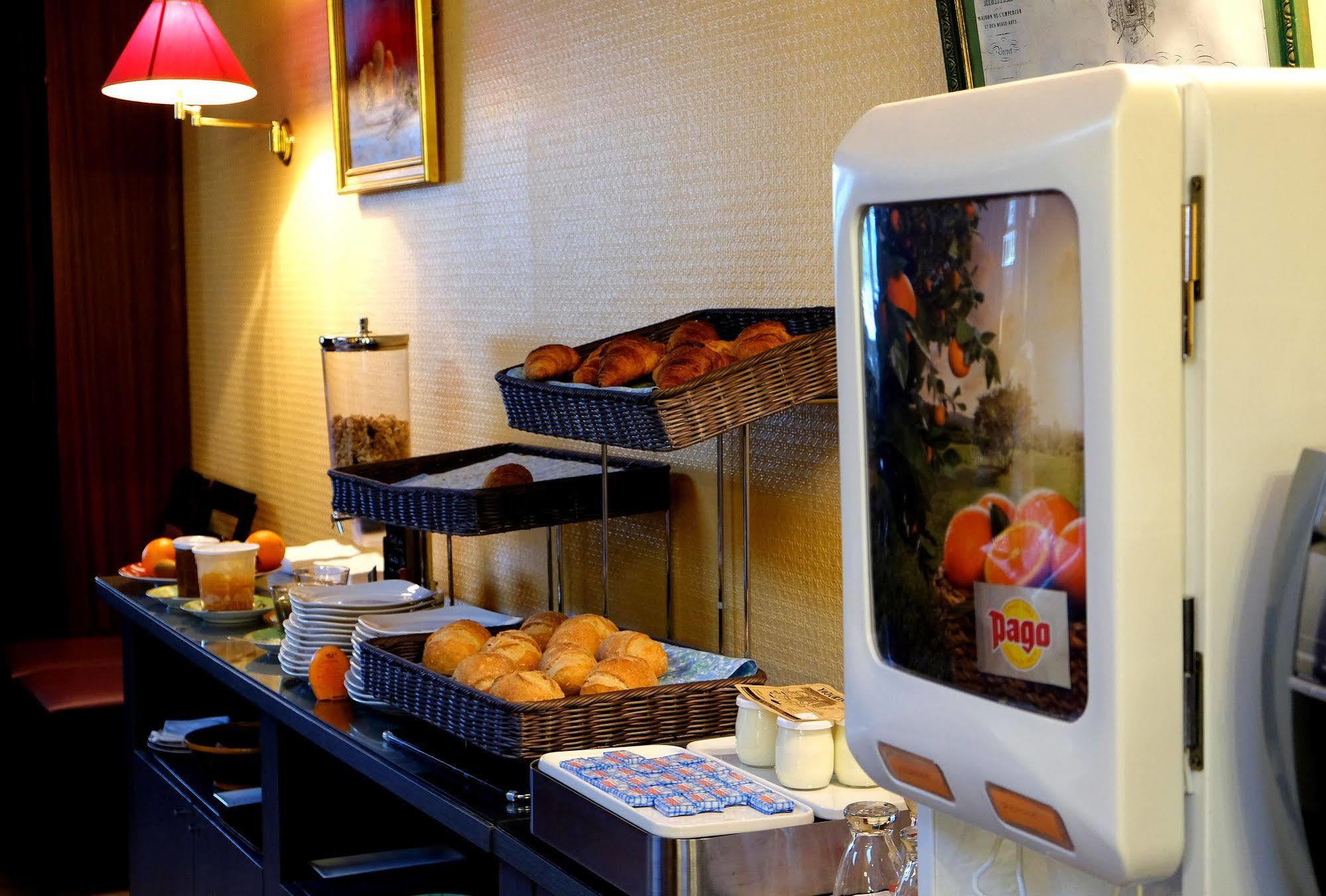 Logis Grand Hotel Pelisson Нонтрон Екстериор снимка